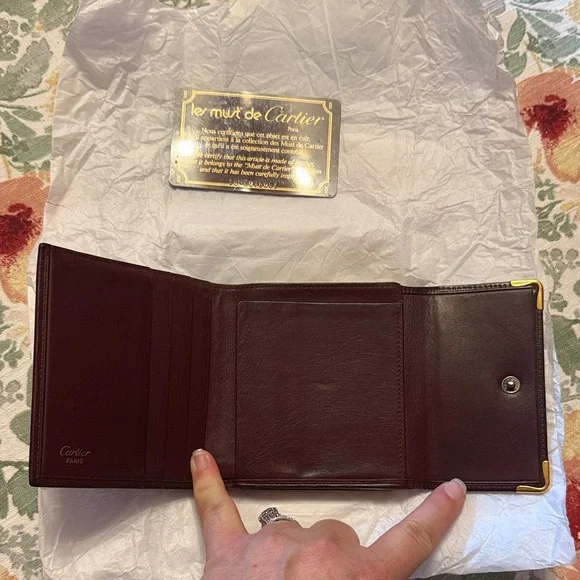 Pre-Loved Cartier Les Must Line burgundy Leather Wallet with KISS Lock Coin - Picture 5 of 16